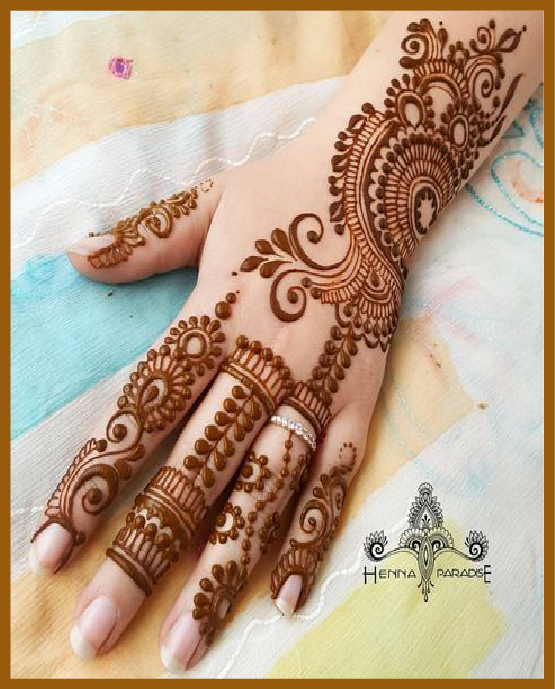 Aesthetic Swirl And Curve Mehndi Design For Back Hand